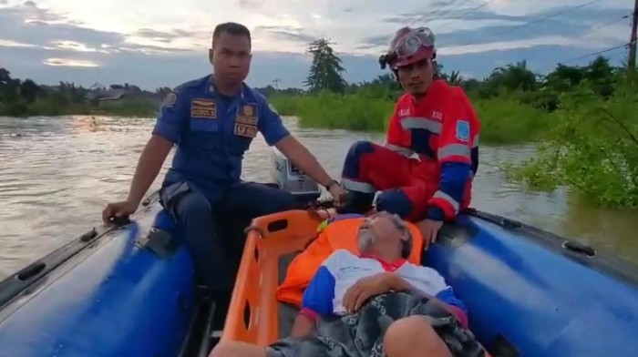 Kakek penderita stroke berhasil dievakuasi petugas