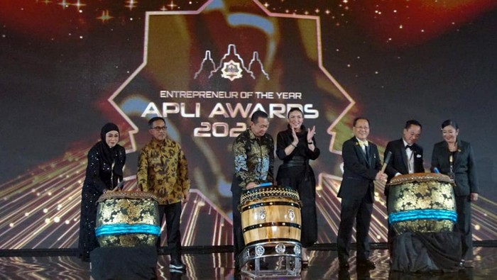 Kala Bamsoet Apresiasi Para Enterpreneur untuk Maju dan Berkembang Ketua MPR RI Bambang Soesatyo memberi apresiasi pada Asosiasi Penjualan Langsung Indonesia (APLI) dalam ekosistem perekonomian di Indonesia. Ini buktinya.