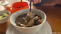 Salah satu menu yang tidak boleh dilewatkan, coto Makassar. Isiannya terdiri dari daging, paru, dan jeroan lain. Kuahnya gurih asam. Dimakan pakai sambal dan jeruk nipis semakin enak. Foto: Detikcom / Atiqa Rana