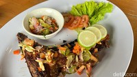 Rahang tuna bakarnya juga tidak kalah enak. Dipanggang dengan bumbu spesial yang rasanya sedikit pedas, gurih, dan asam. Rasa smokeynya menambah kelezatan rahang tuna ini. Foto: Detikcom / Atiqa Rana