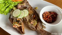 Ada juga ikan baronang goreng yang jadi andalan. Digoreng hingga renyah dan dipadukan dengan sambal terasi khas yang pedas sedap. Foto: Detikcom / Atiqa Rana