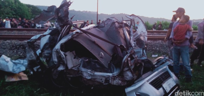 Kondisi mobil Agya ringsek usai tertemper kereta api Gaya Baru, di Prambanan, Klaten, Minggu (14/1/2024).