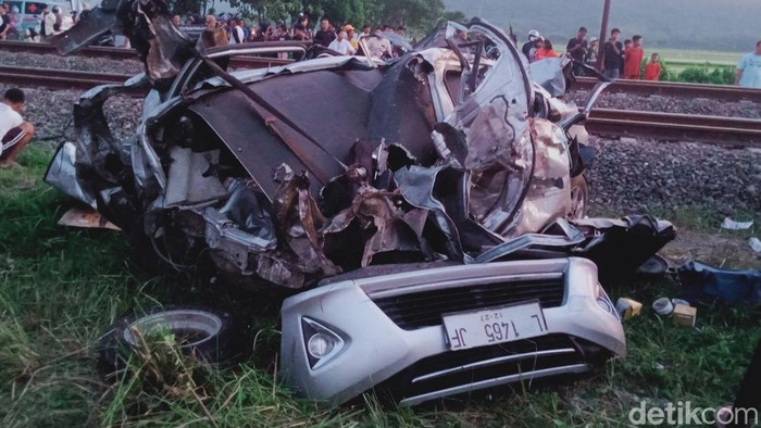 Mobil Agya ringsek tertabrak kereta api di Prambanan Klaten