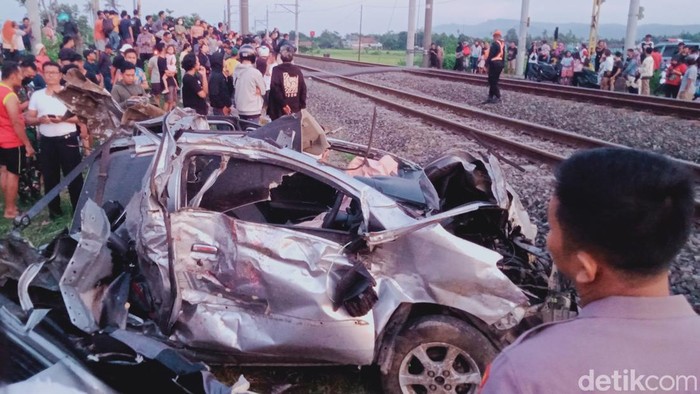 Mobil Agya ringsek terhantam kereta api di Prambanan, Klaten.