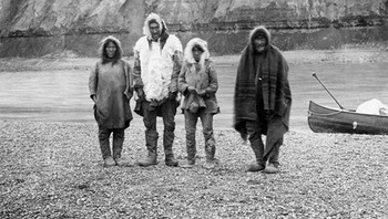 Sebuah desa kecil Inuit di Kanada dikenal oleh para pemburu yang sesekali melewatinya. Namun pada tahun 1930, sesuatu yang aneh terjadi, seorang pemburu bernama Joe Labelle memasuki lokasi pulau dan tidak menemukan satu orang pun di sana. ADa 7 kereta luncur anjing ditemukan mati kelaparan di kuburan yang terlihat seperti buatan manusia. Pencarian dilakukan untuk menemukan orang hilang, namun tidak ada satupun jenazah yang ditemukan. Foto: Bored Panda
