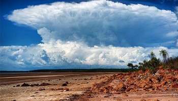Dari bulan September hingga Maret, setiap tahun, awan petir bernama Hector terbentuk hampir setiap sore di Kepulauan Tiwi di Australia. Hector, juga dikenal sebagai Hector the Convector dikenal sebagai salah satu badai petir yang paling konsisten. Namanya diberikan oleh seorang pilot selama Perang Dunia II dan masih menjadi pusat penelitian meteorologi. Meskipun banyak ahli meteorologi telah mempelajari sejarah menarik Hector, mereka belum memberikan penjelasan yang valid mengapa badai petir ini terus muncul. Foto: Bored Panda