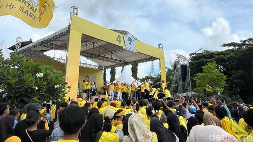 Ketua Umum Partai Golkar Airlangga Hartarto memimpin senam gemoy yang dihadiri ribuan simpatisan Golkar di Lapangan Muhajirin, Lombok Tengah, NTB, Minggu (14/1/2024). (Foto: Helmy Akbar/detikBali)