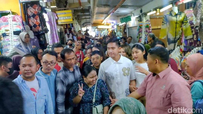 Ketua Umum PSI, Kaesang Pangarep dan istrinya Erina Gudono saat mengunjungi Pasar Beringharjo, Minggu (14/1/2024).