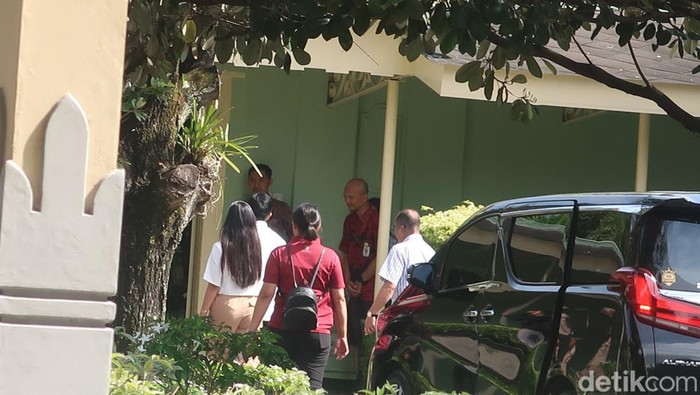 Ketua Umum PSI, Kaesang Pangarep dan sang istri, Erina Gudono saat tiba di Kompleks Kepatihan, Kemantren Danurejan, Kota Jogja, Minggu (14/1/2024).