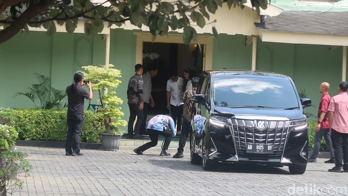 Ketua Umum PSI, Kaesang Pangarep saat meninggalkan kompleks Kepatihan, Minggu (14/1/2024).