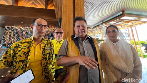 Ketum Partai Golkar Airlangga Hartarto seusai menghadiri konsolidasi internal di Pullman Hotel Lombok, Nusa Tenggara Barat (NTB), Minggu (14/1/2024). (Foto: Helmy Akbar/detikBali)