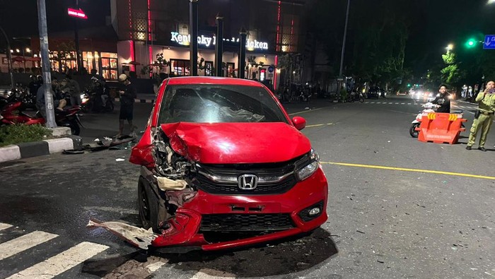 Kondisi Brio merah yang menabrak mobil di depannya di simpang empat Ngarsopuro, Minggu (14/1/2024).