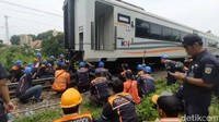Sejumlah petugas juga melakukan evakuasi salah satu gerbong KA Pandalungan yang anjlok.