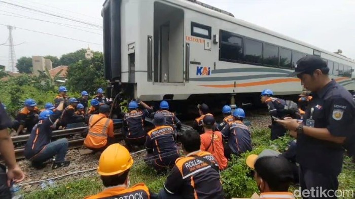 Kereta Api Pandalungan relasi Gambir-Surabaya-Jember anjlok di Desa Tanggulangin, Sidoarjo. Lokasi anjlok hanya ratusan meter dari Stasiun Tanggulangin.