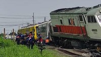 Beberap gerbang KA Pandalungan juga di lakukan evakuasi oleh petugas. Kini hanya tersisa lokomitif dan dua gerbong.