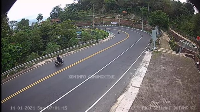 Kondisi lalu lintas jalur Jogja-Wonosari, Minggu (14/1/2024).