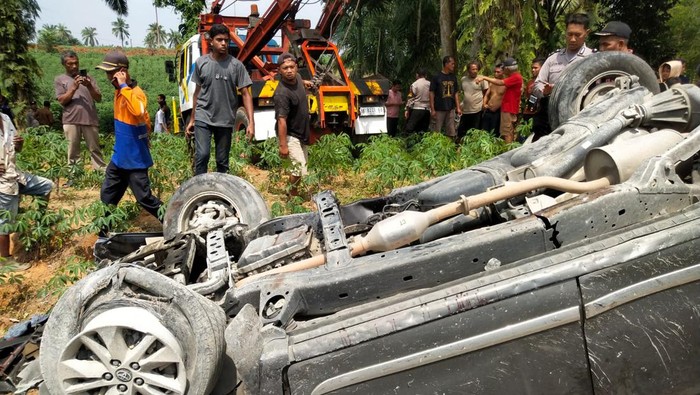 Kondisi mobil yang membawa 2 pelajar di Tebing Tinggi. (Foto: Dok. Polres Tebing Tinggi).