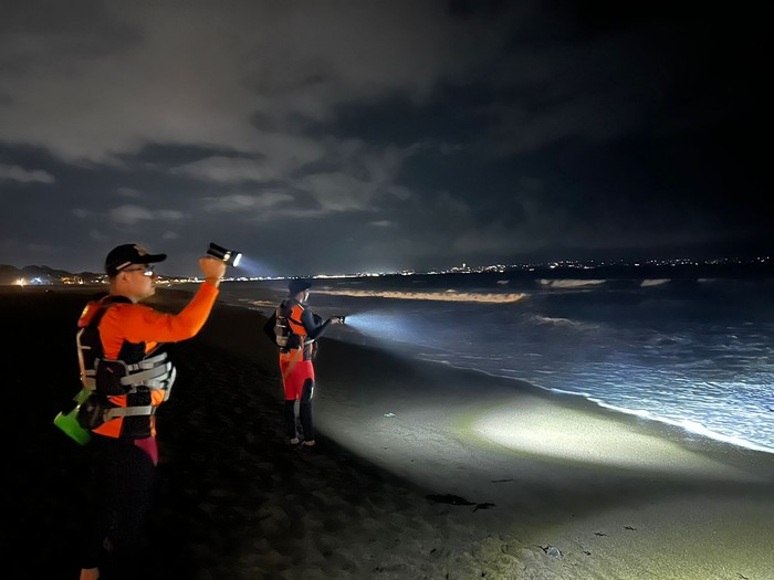 Pencarian korban tenggelam di Pantai Berawa oleh tim SAR, Minggu (14/1/2024) malam. Petugas menyisir sepanjang garis pantai.