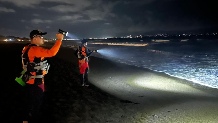 Pencarian korban tenggelam di Pantai Berawa oleh tim SAR, Minggu (14/1/2024) malam. Petugas menyisir sepanjang garis pantai.