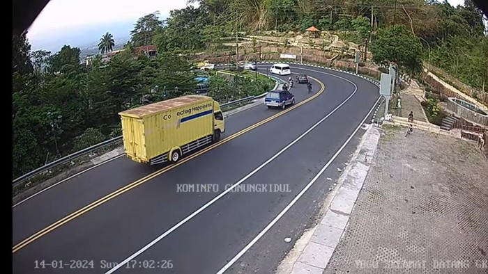 Kondisi arus lalu lintas (lalin) di jalan Jogja-Wonosari sore ini lancar. Penggunaan jalan diimbau untuk saling menghormati pengendara lainnya.