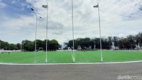Rumput sintetis yang digunakan di lapangan tersebut, kabarnya berstandar FIFA. Selain lapangan sepak bola, jogging track yang sebelumnya berlandaskan tanah juga akan diganti menjadi karpet yang diperuntukan untuk arena berlari. Pengerjaannya sudah dilaksanakan sejak akhir tahun 2023 lalu, dan ditarget rampung seluruhnya di pertengahan tahun 2024. Untuk merealisasikan hal tersebut, Pemda Garut, diketahui menggelontorkan biaya Rp 5 miliar untuk merenovasi SOR Merdeka.