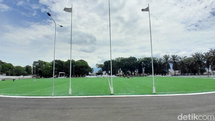 Lapangan rumput sintetis SOR Merdeka Garut yang punya standar FIFA