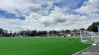 Lapangan sepak bola yang diberi nama Merdeka itu, baru saja rampung direnovasi usai dikerjakan sejak akhir tahun 2023 lalu. Lapangan sepak bola yang ada di SOR Merdeka tersebut, kini dilandasi dengan rumput sintetis. Lapangan ini, baru saja diresmikan kembali oleh Bupati Garut Rudy Gunawan pada Jumat, (12/1) lalu. Lapangan sepak bola Merdeka akan bisa digunakan oleh masyarakat umum di bulan Maret 2024 mendatang.