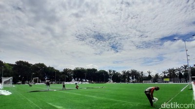 Melihat Rumput Standar FIFA Lapang SOR Merdeka Garut