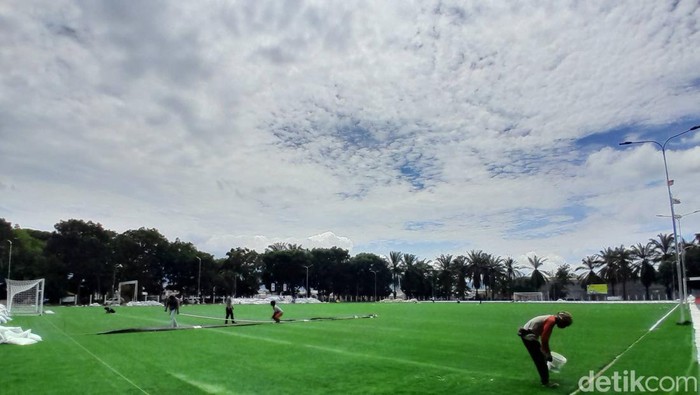 Lapangan rumput sintetis SOR Merdeka Garut yang punya standar FIFA
