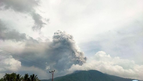Gunung Lewotobi Laki-laki mengeluarkan tiga kali awan panas, Minggu (14/1/2024).