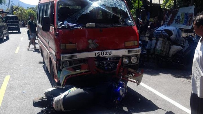 Lokasi kecelakaan pasangan suami istri (pasutri) asal Belanda hingga mengakibatkan sang suami tewas di Jalan Singaraja-Buleleng Kilometer 26,2, Desa Banjarasem,  Seririt, Buleleng, Bali. (Foto: Istimewa)