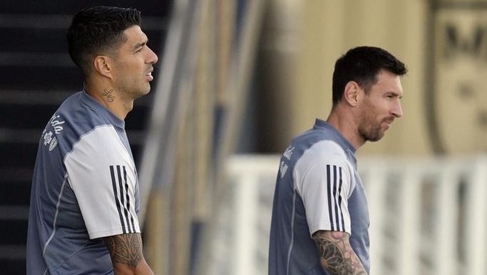 Inter Miami forwards Luis Suarez, left, and Lionel Messi arrive for an MLS soccer training session, Saturday, Jan. 13, 2024, in Fort Lauderdale, Fla. (AP Photo/Rebecca Blackwell)