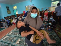 Melihat Kondisi Pengungsi Gunung Marapi