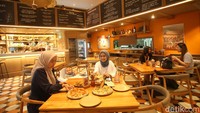 Chef Alex telah menghabiskan 22 tahun terakhir tinggal dan keluar di Asia Tenggara, Tiongkok, dan Australia sebagai chef dan pelatih kuliner di restoran ternama dan hotel bintang lima membawa segudang pengalamannya ke Indonesia.
