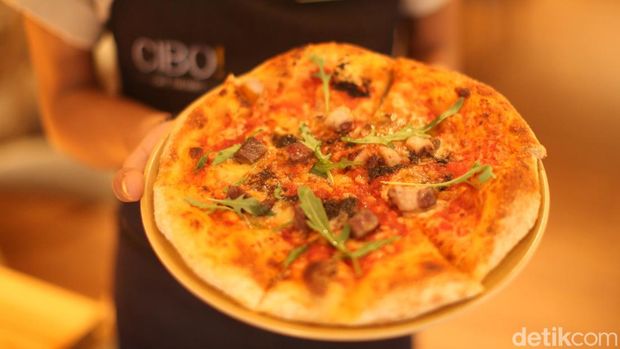 Chef Alessandro Colombis memperlihatkan cara pembuatan pizza di Cibo! Cafe Italiano, Pantai Indah Kapuk, Jakarta, Sabtu (13/1/2024).