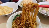 Menu Mie Rica ini kami buat menjadi yamin, topping rica-rica-nya cukup melimpah. Terbuat dari ayam cincang dan paduan sambal yang pedas. Cita rasanya sudah cukup pedas, jadi kami tak perlu menambahkan sambal lagi. Foto: detikFood/Yenny Mustika Sari
