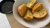 Tersedia juga menu pangsit goreng (Rp 6.000) dan bakso goreng (Rp 10.000) per buahnya. Kami lebih menikmati pangsit gorengnya, karena teksturnya renyah tapi empuk. Sedangkan bakso gorengnya tipe yang agak alot. Foto: detikFood/Yenny Mustika Sari