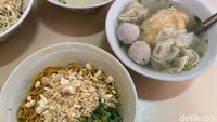 Untuk Mie Spesial kami memilih dibuatkan yamin dan ada tambahan baso, pangsit rebus, dan baso tahu. Pada yamin ada sensasi rasa manis dari racikan kecap manis. Foto: detikFood/Yenny Mustika Sari