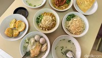Pilihan menu yang ditawarkan oleh Mie Lezat Gang Luna ini sangat beragam. Akhirnya kami mencoba Mie Spesial (Rp 60.000), Mie Rica (Rp 35.000), dan Mie Polos (Rp 30.000). Foto: detikFood/Yenny Mustika Sari