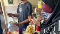 Setelah menguliknya, ternyata Mie Lezat Gang Luna ini sudah ada sejak tahun 1960-an. Disebutkan langsung oleh sang penjual yang ternyata menantu dari pemilik Mie Lezat Gang Luna. Foto: detikFood/Yenny Mustika Sari