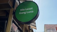 Bakmi legendaris bernama Mie Lezat atau juga biasa dikenal dengan sebutan Bakmi Gang Luna. Karena, tempat makan ini berada dalam gang di Jalan Luna, Bojongloa Kaler, Bandung. Foto: detikFood/Yenny Mustika Sari