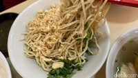 Sedangkan, Mie Polos kami memilih yang varian asin. Seporsinya disajikan bersama ayam cincang yang gurih dan daun seledri. Untuk varian ini cocok ditambahkan lagi dengan sambal atau acar cabe. Foto: detikFood/Yenny Mustika Sari