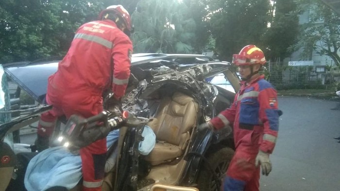 Mobil Toyota Fortuner ringsek usai tabrak truk di Tol Jagorawi, Bogor