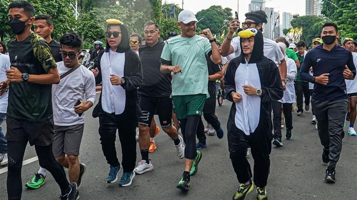 Calon presiden nomor urut 3 Ganjar Pranowo (ketiga kiri) berselebrasi usai melewati garis finish saat mengikuti kegiatan Penguin Seliwerun di Senayan Park, Jakarta, Minggu (14/1/2024). Kegiatan tersebut dilaksanakan untuk mengajak masyarakat menjalani hidup sehat dan sebagai simbol dari program Gerak Cepat (Gercep) yang diusung Pasangan Capres Cawapres nomor urut 3. ANTARA FOTO/Rifqi Raihan Firdaus/foc.