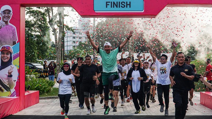 Calon presiden nomor urut 3 Ganjar Pranowo (ketiga kiri) berselebrasi usai melewati garis finish saat mengikuti kegiatan Penguin Seliwerun di Senayan Park, Jakarta, Minggu (14/1/2024). Kegiatan tersebut dilaksanakan untuk mengajak masyarakat menjalani hidup sehat dan sebagai simbol dari program Gerak Cepat (Gercep) yang diusung Pasangan Capres Cawapres nomor urut 3. ANTARA FOTO/Rifqi Raihan Firdaus/foc.