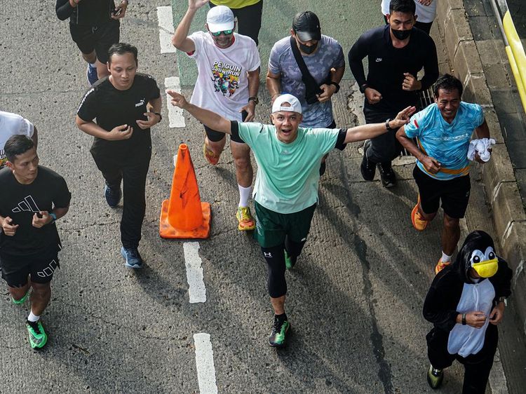 Momen Ganjar Ikut Lari Penguin SeliweRUN