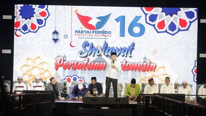 Momen Mahfud Md Hadiri Salawat Persatuan di Lamongan Cawapres Mahfud Md menghadiri salawat persatuan di Lamongan, Jawa Timur, Sabtu (13/1/2024). Mantan Ketum PBNU Said Aqil Siroj dan Ketum Perindo Hary Tanusoedibyo juga turut hadir.