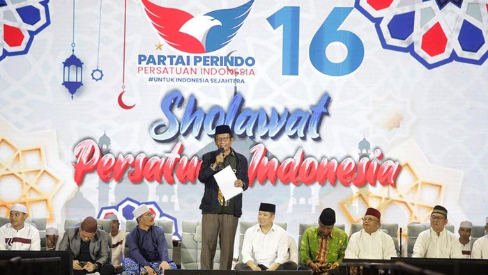 Cawapres Mahfud Md menghadiri salawat persatuan di Lamongan, Jawa Timur, Sabtu (13/1/2024). Mantan Ketum PBNU Said Aqil Siroj dan Ketum Perindo Hary Tanusoedibyo juga turut hadir.