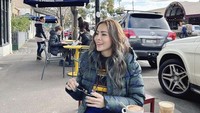 Selain itu, ada juga momen Momo saat ngopi di sebuah kafe. Ia memilih di area outdoor dan menikmati cappuccino hangat. Foto: Instagram @therealmomogeisha