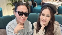 Ini adalah momen Momo bersama temannya. Mereka mampir di sebuah kafe dan memesan kopi lengkap dengan sandwich dan burger. Foto: Instagram @therealmomogeisha